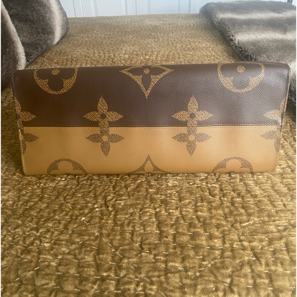 Louis Vuitton OnTheGo Tote GM - Picture 5 of 11